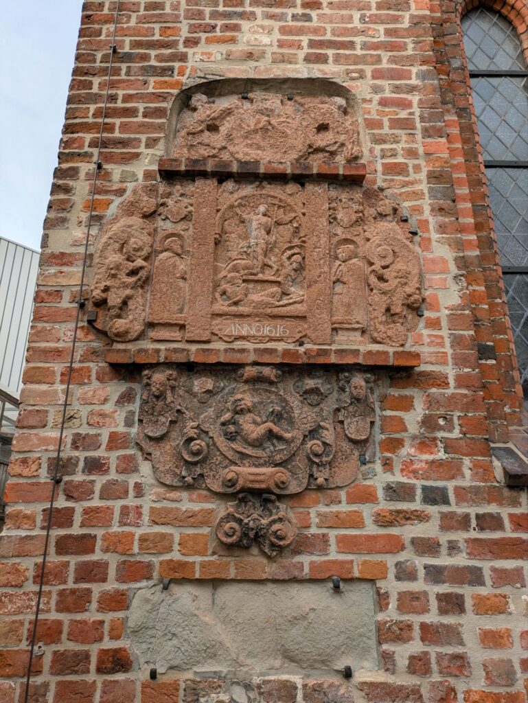 Backsteinkirche mit diversen Umbauten über die Jahrhunderte